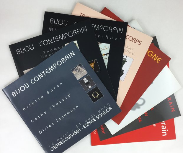 Abbildung von "Bijou Contemporain. (= Konvolut von 8 Heften der Schmuckausstellungen Bijou Contemporain in Cagnes-sur-Mer.)"