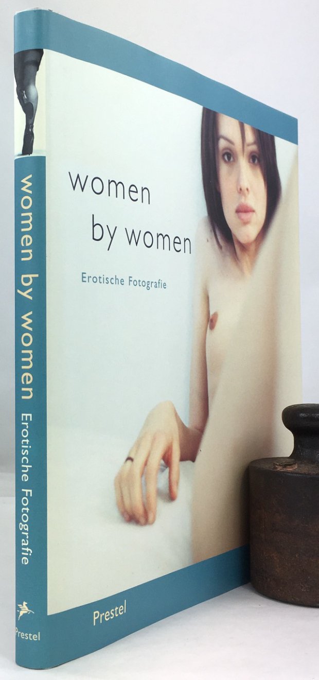 Abbildung von "women by women. Mit einem Vorwort von Sophie Hack und Stephanie Kuhnen..."