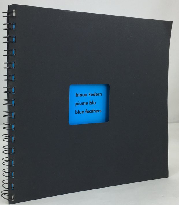 Abbildung von "Blaue Federn - piume blu - blue feathers. Worte und Farben - Parole e colori - Words and colours 1996 - 1998."