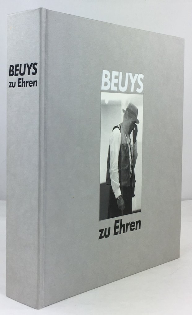 Abbildung von "Beuys zu Ehren. Zeichnungen, Skulpturen, Objekte, Vitrinen und das Environment >> Zeige deine Wunde << von Joseph Beuys..."